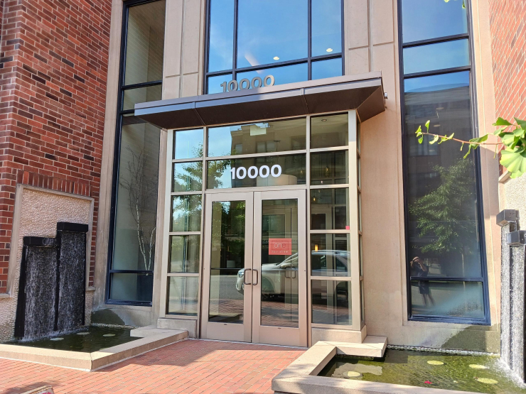 ちょうど10000番地のマンションのエントランス表記