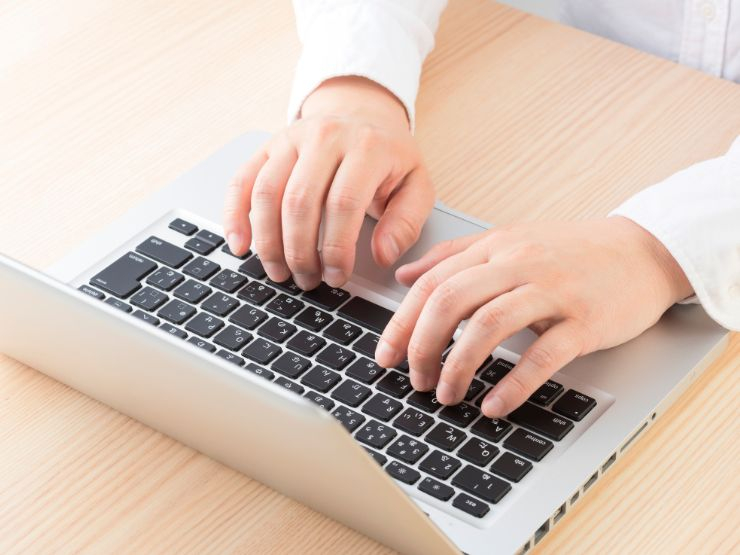 必要書類を添えて法務局に申請する