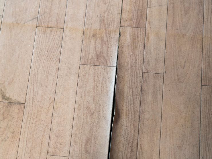 フローリングの浮き、放置はNG！原因と症状レベル別の正しい直し方を紹介
