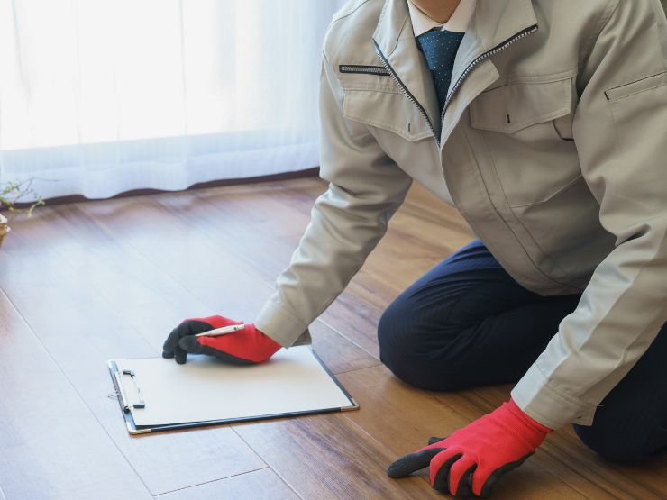自分で直す？業者に頼む？フローリング浮きの判断基準